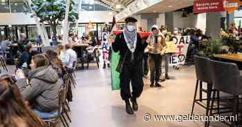 Na mogelijke vernieling op universiteit: politie pakt zes pro-Palestinademonstranten op in bus