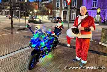 Kerstman zoeft met motor vol kerstverlichting door straten van stad en deelt snoep uit: “Mensen wuiven en willen een selfie met mij”