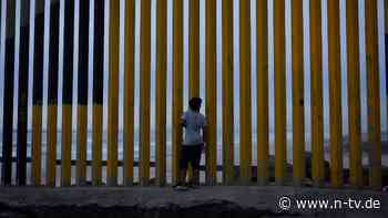 Teile könnten versteigert werden: Trump sorgt sich um seine Mexiko-Mauer - und droht Biden