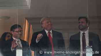 Meetings im Stadion: Trump bei Football-Event mit denkwürdiger Begleitung