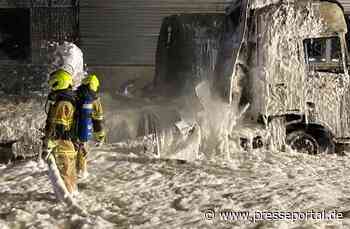 FW-HB: Zwei LKW gehen in Flammen auf - Großeinsatz für die Feuerwehr Bremen