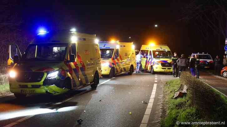 Ambulance die met spoed naar melding rijdt botst tegen auto