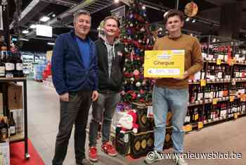 Supermarkt AD Delhaize geeft cheque aan alzheimeronderzoek