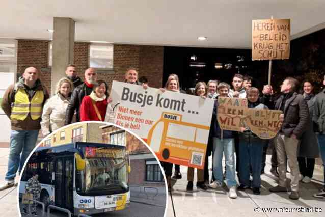 Hooiktenaars voeren actie tegen het verdwijnen van buslijnen 560 en 561: “Anderhalf uur onderweg voor 13 kilometer is geen alternatief”