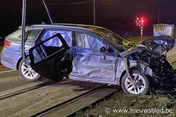 Auto belandt op sporen na ongeval, man (60) laat trein tijdig stoppen: “Ik belde het noodnummer en zwaaide met het lichtje van mijn gsm”