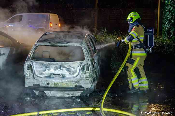 Auto’s beschadigd door brand, politie onderzoekt oorzaak