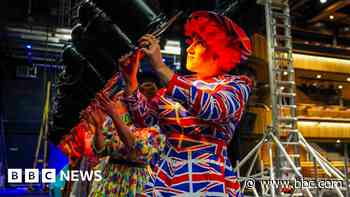 Classes put the professional into panto dames