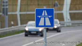 Ausfahrt verpasst: Mann fährt rückwärts auf dem Seitenstreifen der Autobahn