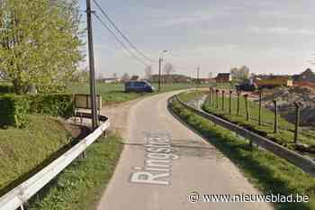 “Ik moest uitwijken voor een dier”: motorfietser gaat over vangrail en belandt in gracht na stuurfout