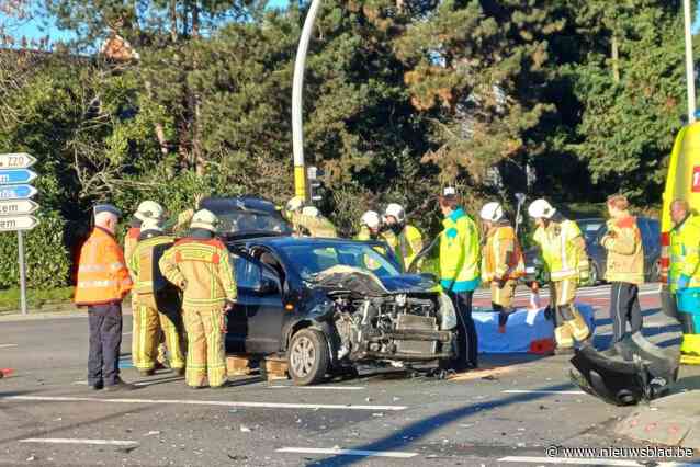 Beschonken vrouw (52) vlamt door rood licht en knalt tegen vrachtwagen: “En dat met fles Amaretto en braaksel op passagiersstoel”