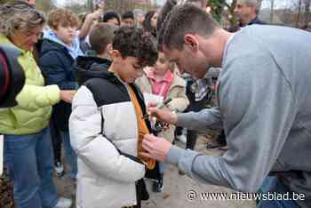 Ex-Rode Duivel Jan Vertonghen schenkt kerstcadeautjes aan patiënten kinderziekenhuis en jeugdpsychiatrie