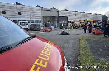 FW-OG: Industriemaschine gerät in Brand - Arbeiter durch Brandrauch bedroht.