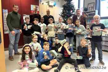 Op kerkhof bestolen klasje krijgt nieuwe drinkflessen en dozen van Kiwanis