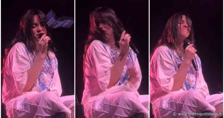 Billie Eilish colpita al volto da una collana durante un concerto: la sua reazione diventa virale su TikTok. Che cosa è successo – IL VIDEO