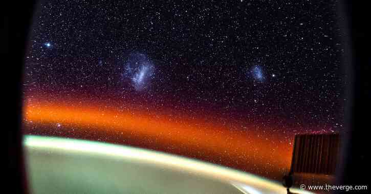 Astronaut Don Pettit shows how to take long-exposure photos from the ISS