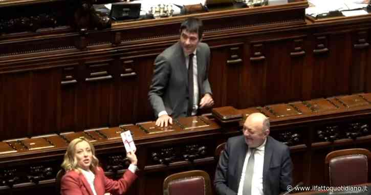 Fratoianni regala cartoline di “auguri di pace” a Meloni: “Ogni spesa in più per le armi cancella un diritto” – Video