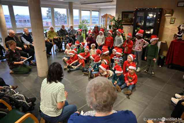 KIJK. Hoe cute kan Kerstmis zijn? Kleuters zingen liedjes voor bewoners woonzorgcentrum
