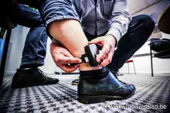 Veertiger met enkelband timmert slapende man in elkaar en plaatst hem aardappelmes op de keel