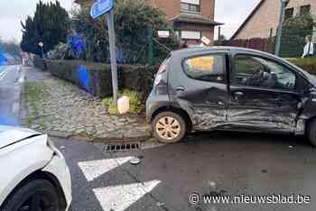 Twee auto’s botsen op Halsesteenweg: één persoon naar ziekenhuis