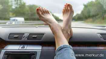Ohne Schuhe am Steuer: Nicht verboten, aber riskant!