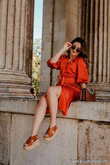 Wie man Farben gekonnt in schlichte Outfits integriert, inklusive 5 Looks