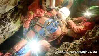 Aus 700 Meter tiefer Höhle gerettet: Um 2.59 Uhr trugen sie die verletzte Forscherin heraus