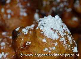 Leerlingen uit Enschede delen oliebollen uit in zorgcentra