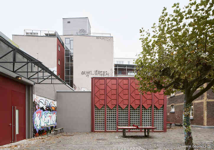 Rot gebeizt im Kölner Innenhof
 - Werkstatt von Bachmann Badie Architekten