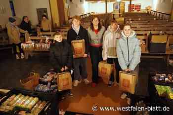 Steinheimer Tisch packt 160 Weihnachtspäckchen