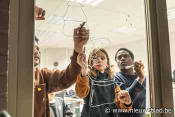 Broers Nils en Cas tekenen kersttaferelen op ramen voor De Warmste Week en krijgen bezoek van Francisco Schuster