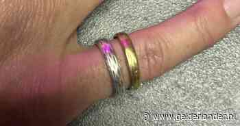 Bijzondere vondst bij de ijsbaan: wie o wie heeft twee trouwringen laten liggen?