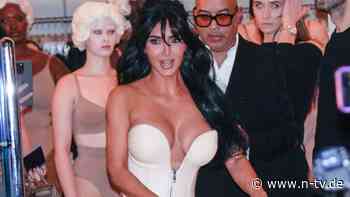 Verletzt auf hohen Hacken: Kim Kardashian bastelt High Heel aus Gips