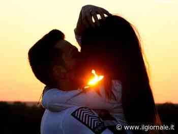 Multa da 500 euro per chi si bacia in piazza. La proposta che fa discutere