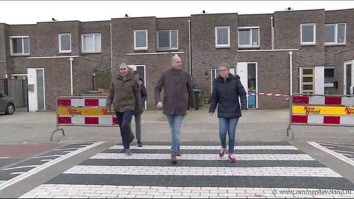Dronten - Zebrapad na handtekeningenactie Maureen: 'Actievoeren loont'