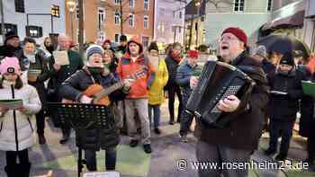 OVB-Weihnachtssingen heuer früher als sonst: Jung und Alt musizieren im Nieselregen