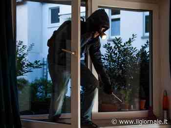I ladri entrano in casa, 12enne chiede aiuto al nonno, che la raggiunge e viene pestato