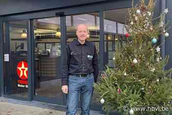 Dief krijgt spijt, brengt kerstboom terug bij autobedrijf en laat kaartje achter: “Sorry voor het ongemak”