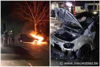 Auto gaat in vlammen op: bewoners duwen brandende auto op straat