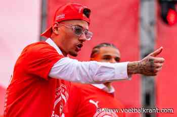 🎥 Noa Lang wordt enorm verrast en scoort ook naast het veld: "Ik kan even niet uit mijn woorden komen"