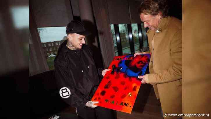 PSV'er Noa Lang krijgt gouden plaat: 'Kan even niet uit mijn woorden komen'