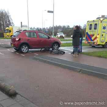 Automobilist botst tegen fietser op kluifrotonde