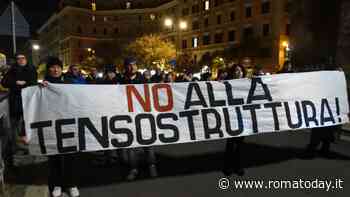 San Lorenzo, 200 cittadini in piazza contro la tensostruttura per senza dimora