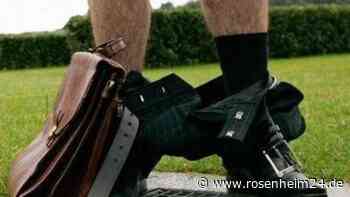 Mann steht mit heruntergelassener Hose in München und führt sexuelle Handlungen an sich durch