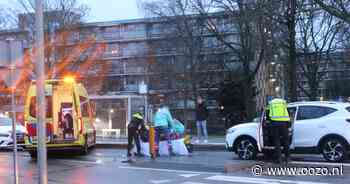 Voetganger op zebrapad geschept door auto en raakt gewond