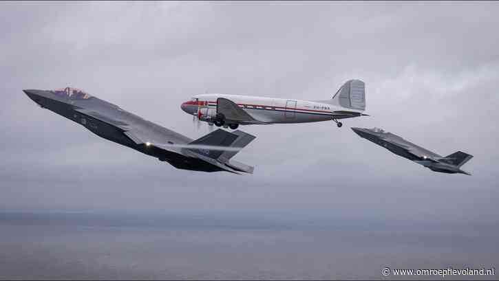 Flevoland - Zien: F-35's brengen afscheidsgroet aan historische Dakota