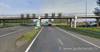 Viaduct over A15 bij Valburg per direct afgesloten voor zware trucks, twijfel over ‘sterkte en draagkracht’