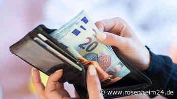 Täter spritzt Seniorin (76) Flüssigkeit ins Gesicht und klaut Geldbörse aus Wohnzimmer