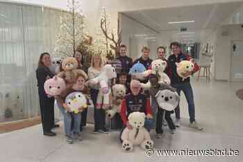 Voetbalclub doneert 140 knuffels aan kinderziekenhuis: “We willen dit nog jaren blijven doen”