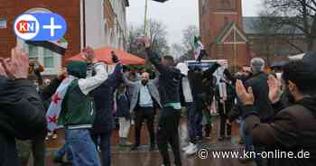 Bad Segeberg: Freudenfest von Syrern auf Marktplatz