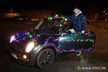 Perenaar (20) met ‘kerstauto’ moet lichtjes van politie verwijderen: “Ze hebben zelfs pv opgemaakt”